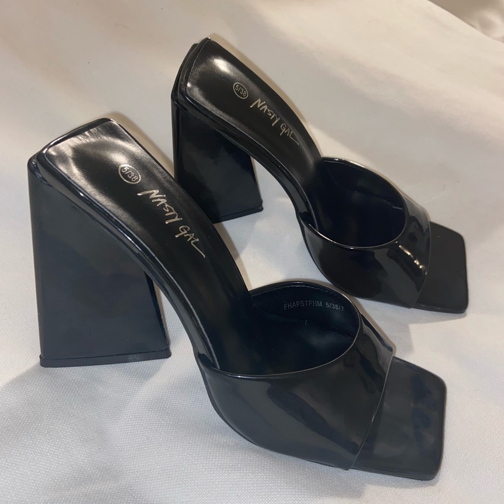 BLACK NASTY GAL HEELS 👠